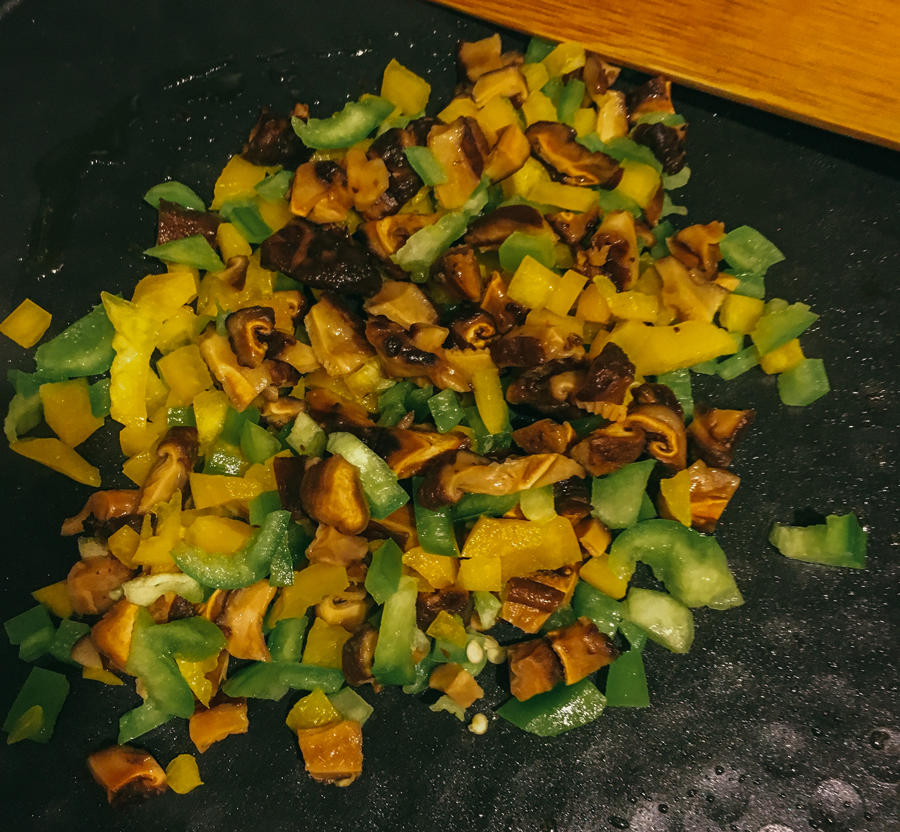 【山姆廚房】三文魚柳香菇有機小米拌飯的做法 步骤3