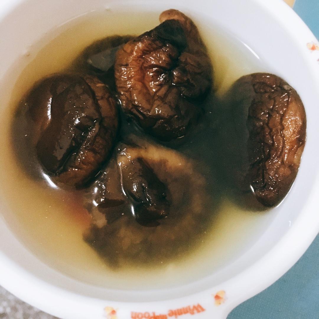 電飯煲寶寶香菇臘腸燜飯的做法 步骤1