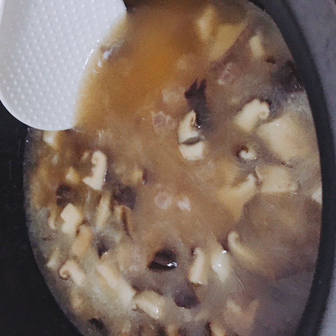 電飯煲寶寶香菇臘腸燜飯的做法 步骤6