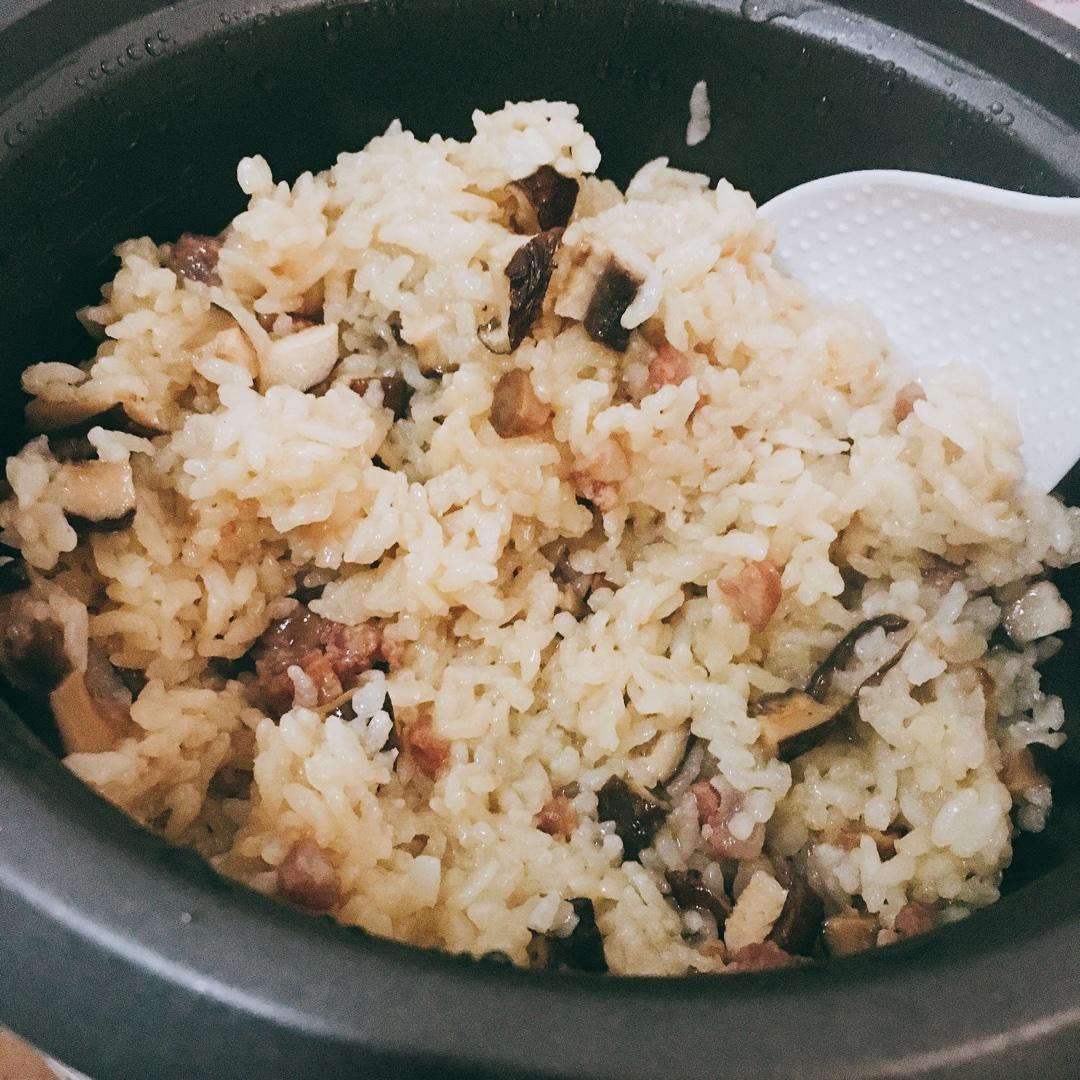 電飯煲寶寶香菇臘腸燜飯的做法 步骤7
