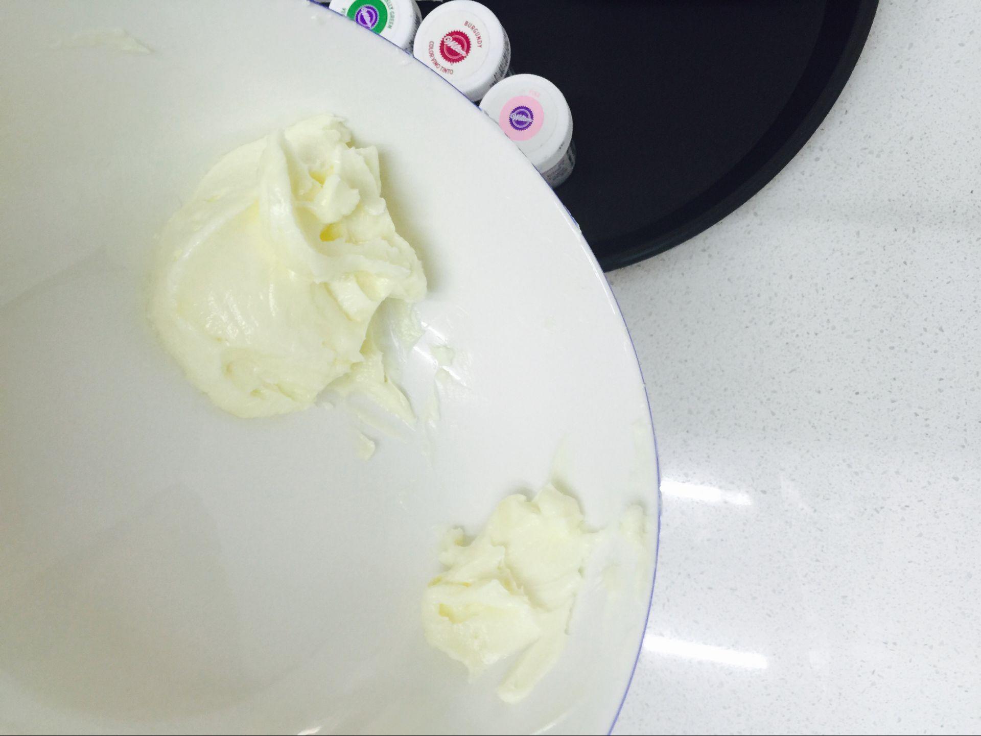 奶油霜調色的做法 步骤2