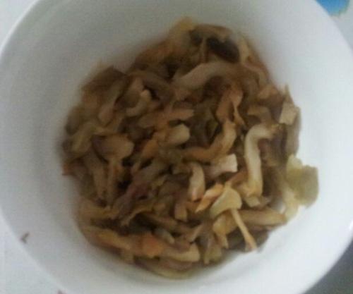 香菇榨菜炒毛豆的做法 步骤2