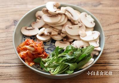 蘑菇泡菜炒飯的做法 步骤1