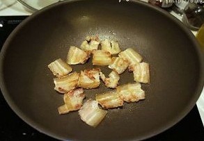 辣白菜炒五花肉的做法 步骤2