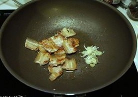 辣白菜炒五花肉的做法 步骤3
