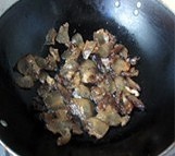 臘豬頭肉炒蘿蔔乾的做法 步骤3