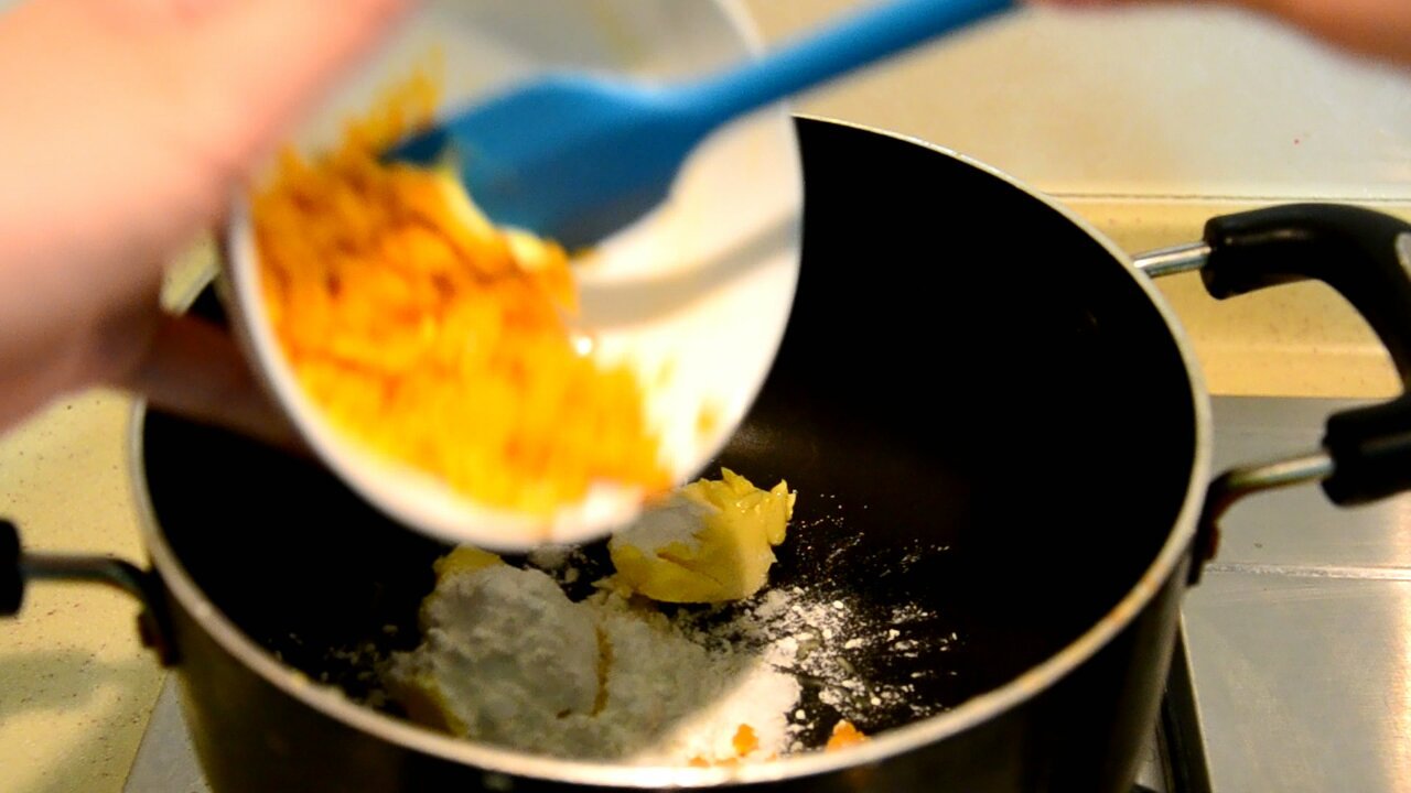 奶黃流沙桃山月餅的做法 步骤3