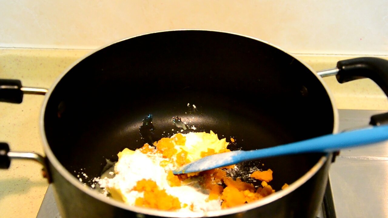 奶黃流沙桃山月餅的做法 步骤4