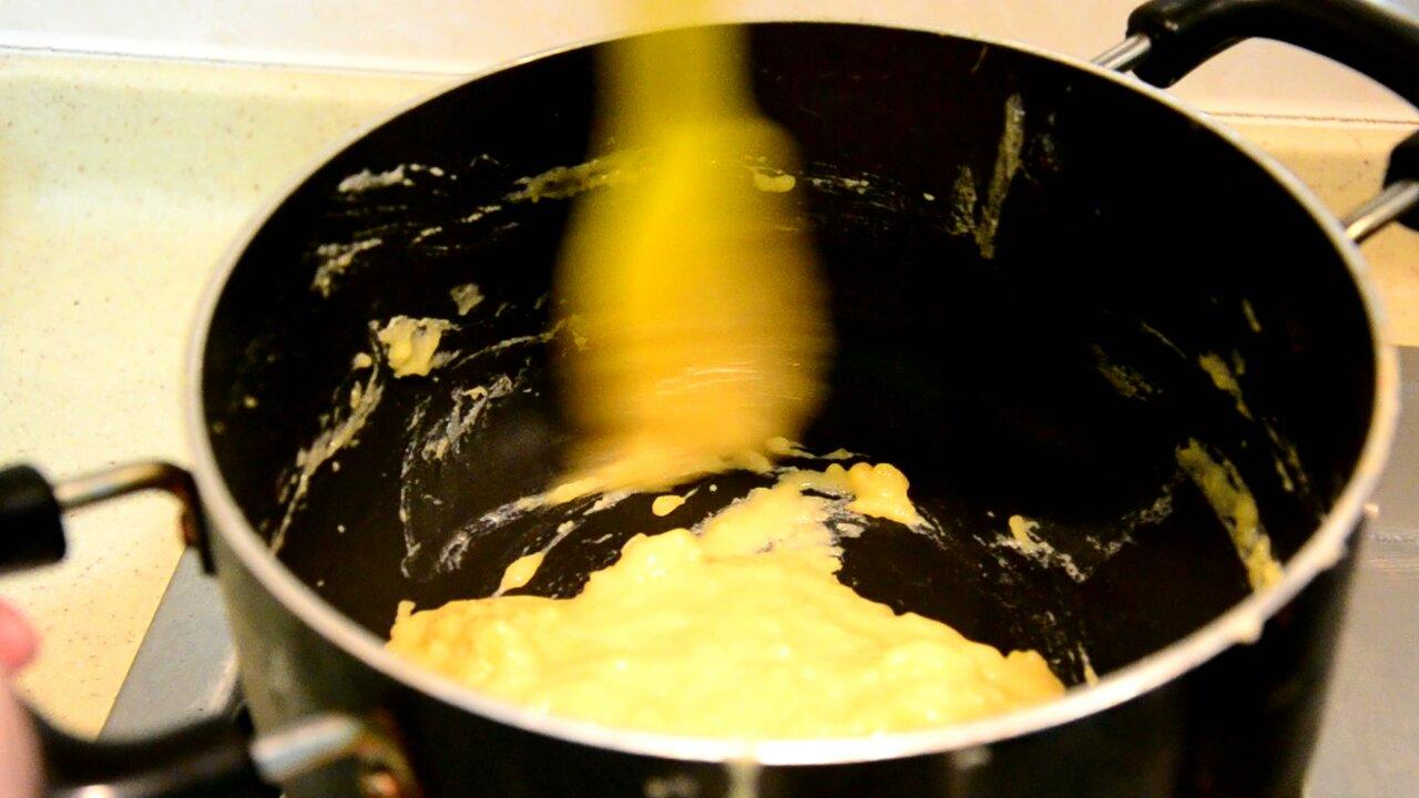 奶黃流沙桃山月餅的做法 步骤9