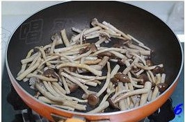 茶樹菇炒鹹肉的做法 步骤6