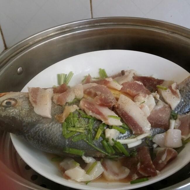 鹹肉蒸黃魚的做法 步骤4
