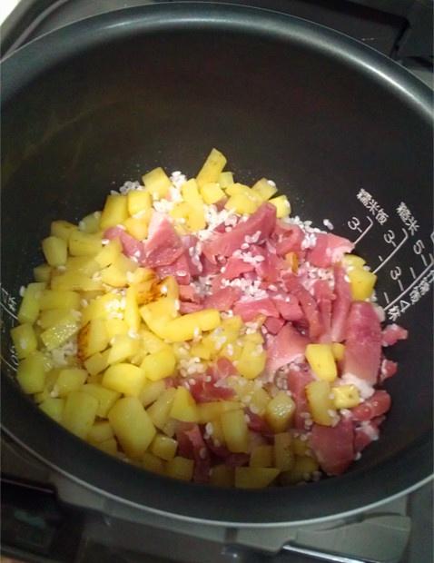土豆鹹肉燜飯的做法 步骤3
