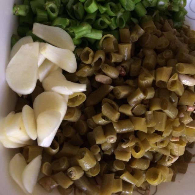 夏日家常好下飯空心菜炒泡豇豆的做法 步骤2