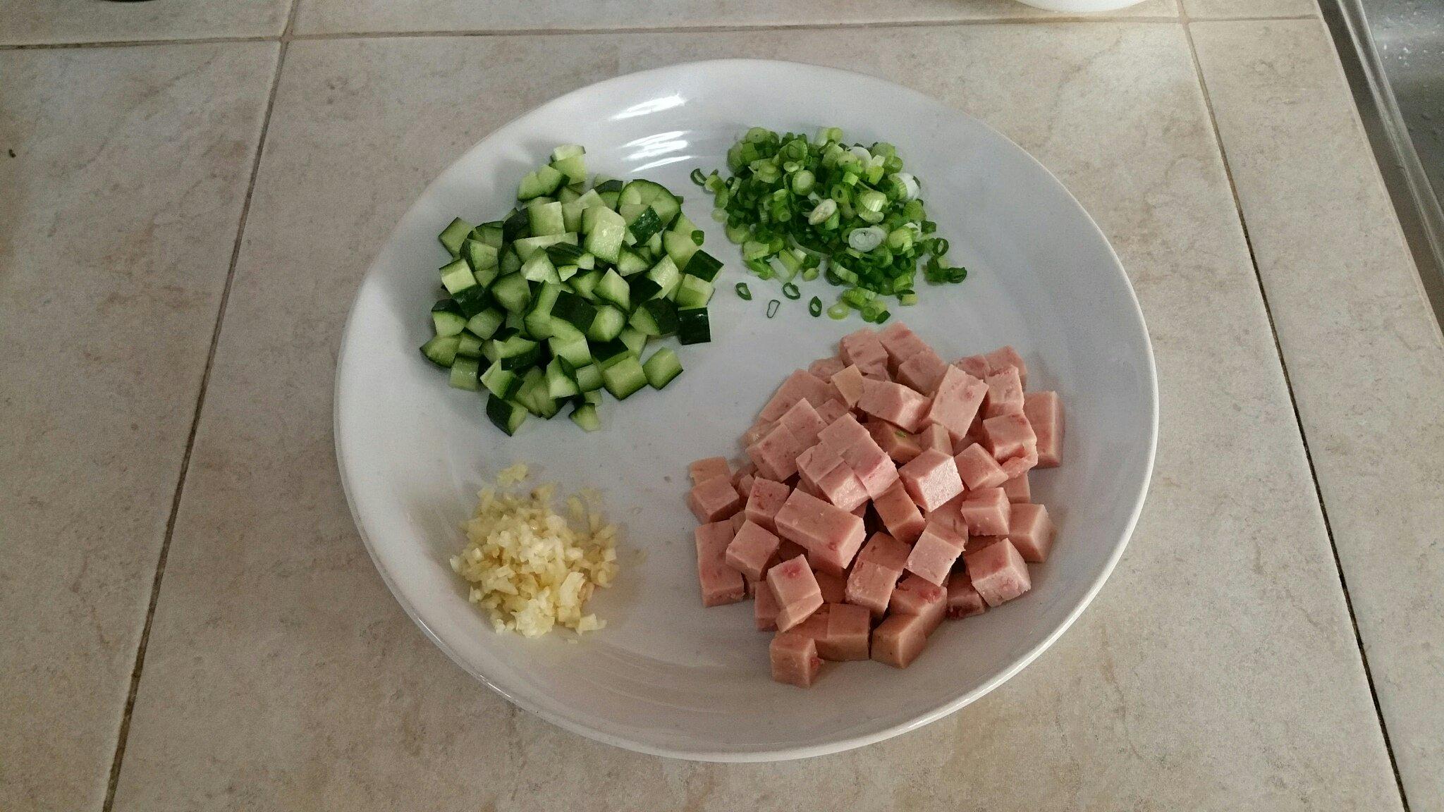 午餐肉蛋炒飯的做法 步骤1