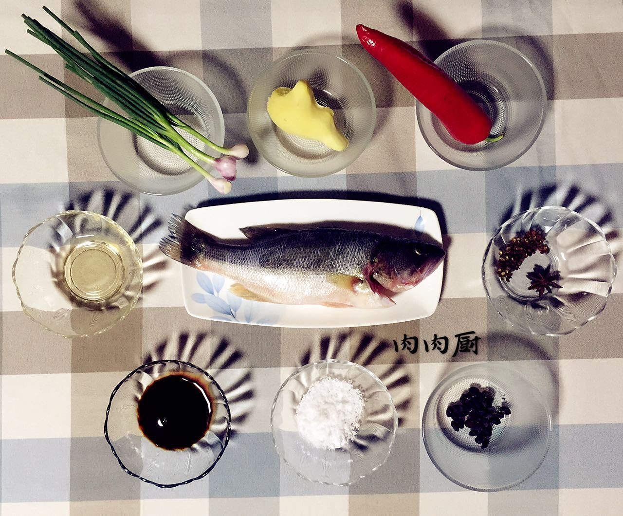 清蒸鱸魚如何才能做到魚肉味鮮嫩滑？的做法 步骤1