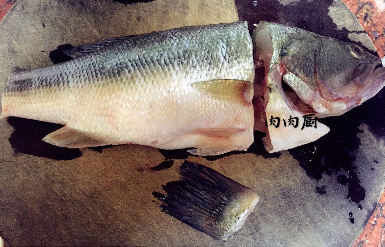 清蒸鱸魚如何才能做到魚肉味鮮嫩滑？的做法 步骤2
