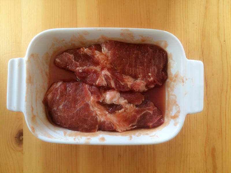 超簡單平底鍋叉燒肉，多汁味濃不能再快手的做法 步骤1