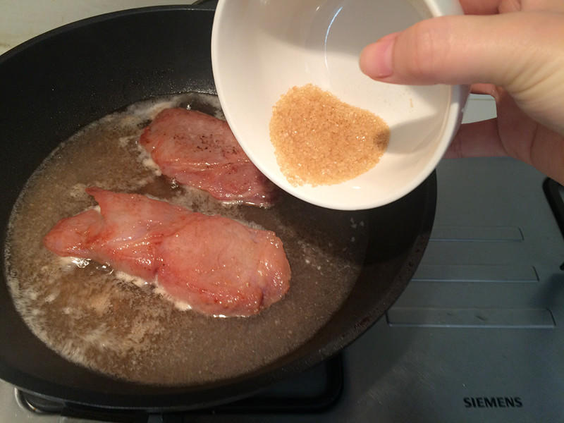 超簡單平底鍋叉燒肉，多汁味濃不能再快手的做法 步骤5