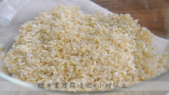 雞米芽菜糙飯糰（教你包日式三角飯糰）的做法 步骤1