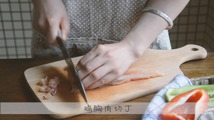 雞米芽菜糙飯糰（教你包日式三角飯糰）的做法 步骤3