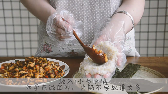 雞米芽菜糙飯糰（教你包日式三角飯糰）的做法 步骤17