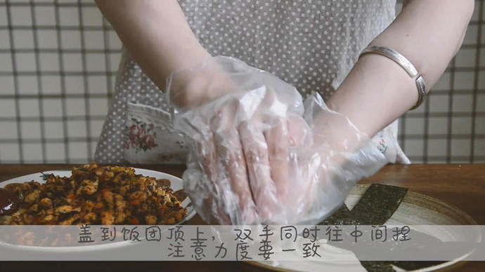 雞米芽菜糙飯糰（教你包日式三角飯糰）的做法 步骤22