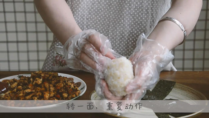 雞米芽菜糙飯糰（教你包日式三角飯糰）的做法 步骤23