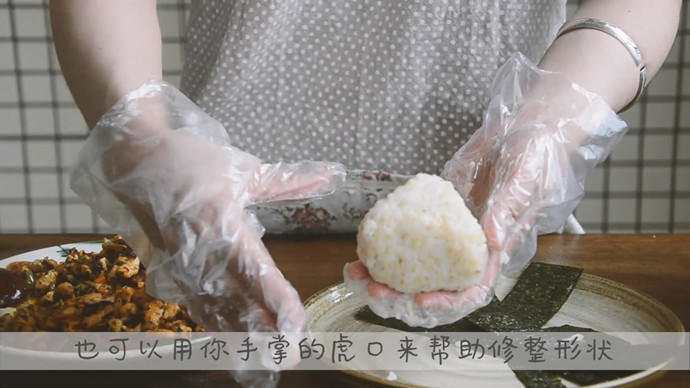雞米芽菜糙飯糰（教你包日式三角飯糰）的做法 步骤25