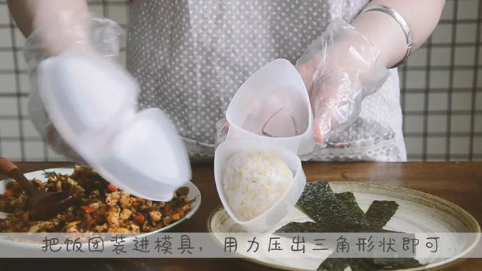 雞米芽菜糙飯糰（教你包日式三角飯糰）的做法 步骤26