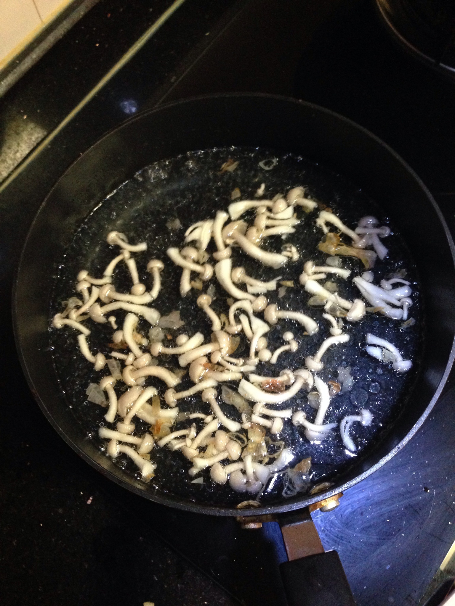 頭上長草的【芽菜蘑菇清湯麪】的做法 步骤3