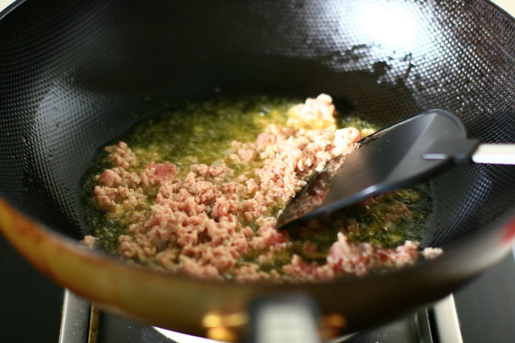 肉末芽菜涼麪——五分鐘萬能肉臊的做法 步骤2