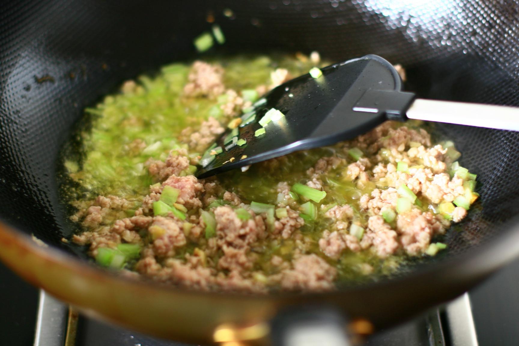 肉末芽菜涼麪——五分鐘萬能肉臊的做法 步骤3