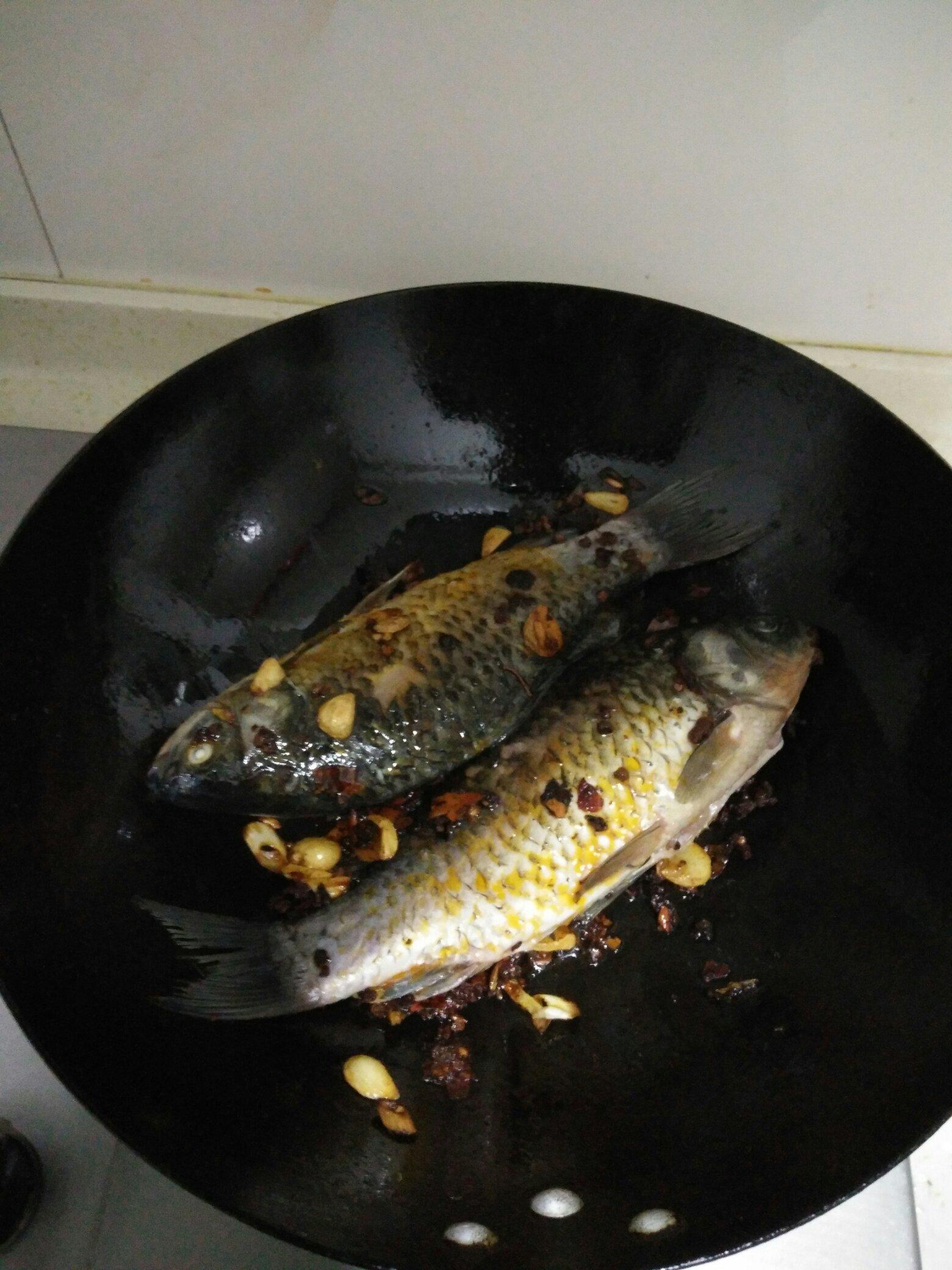燜酥魚的做法 步骤5
