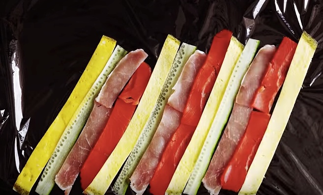 [Tastemade Japan] 三文魚玫瑰壽司卷的做法 步骤3