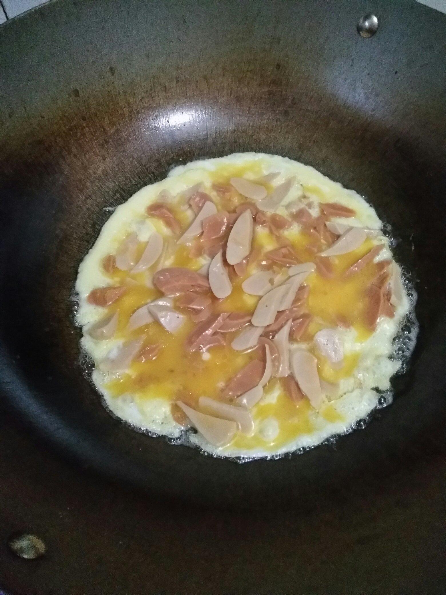 火腿腸煎雞蛋的做法 步骤3