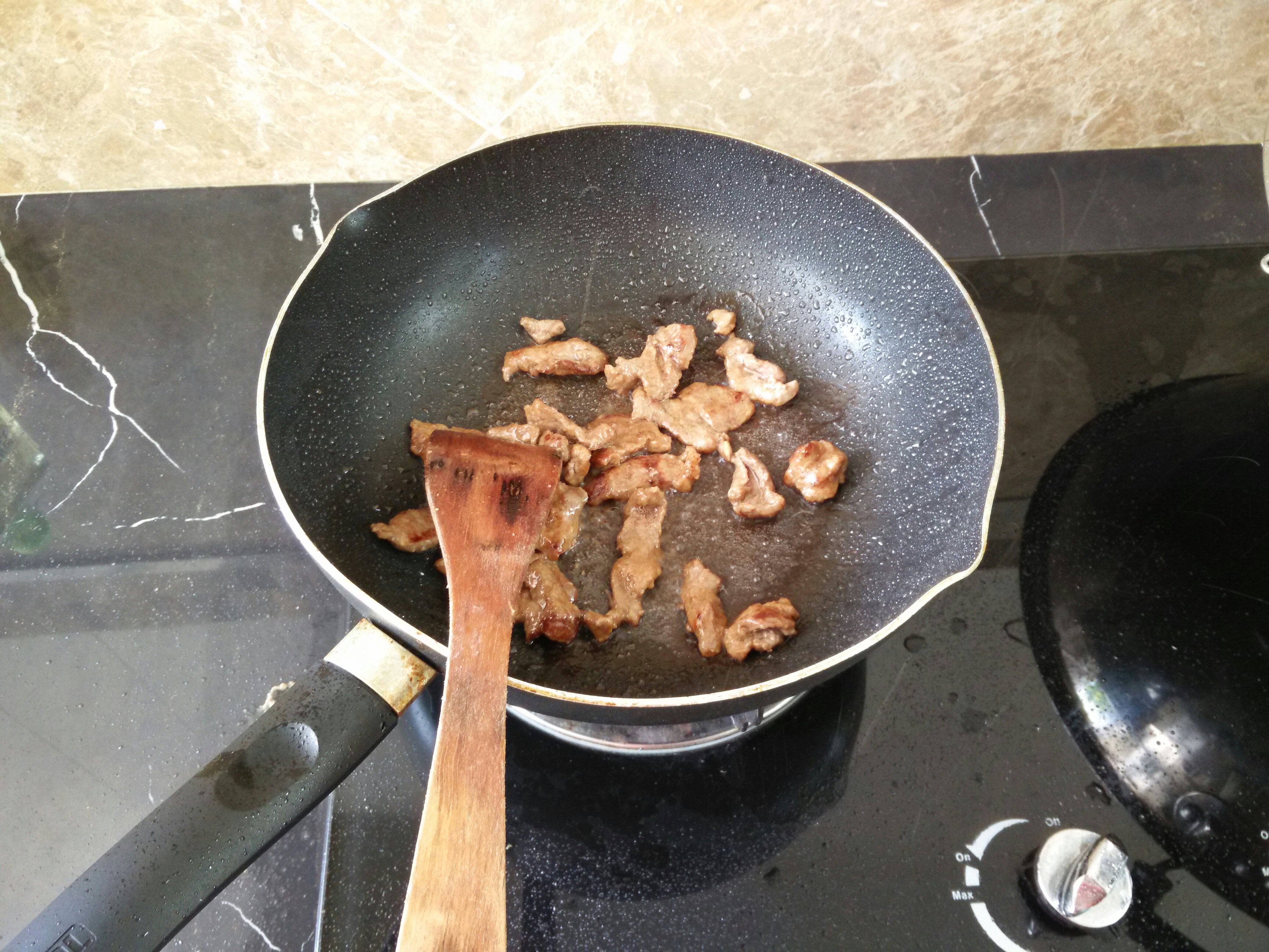蠔油豬肉土豆紅蘿蔔燜飯的做法 步骤2