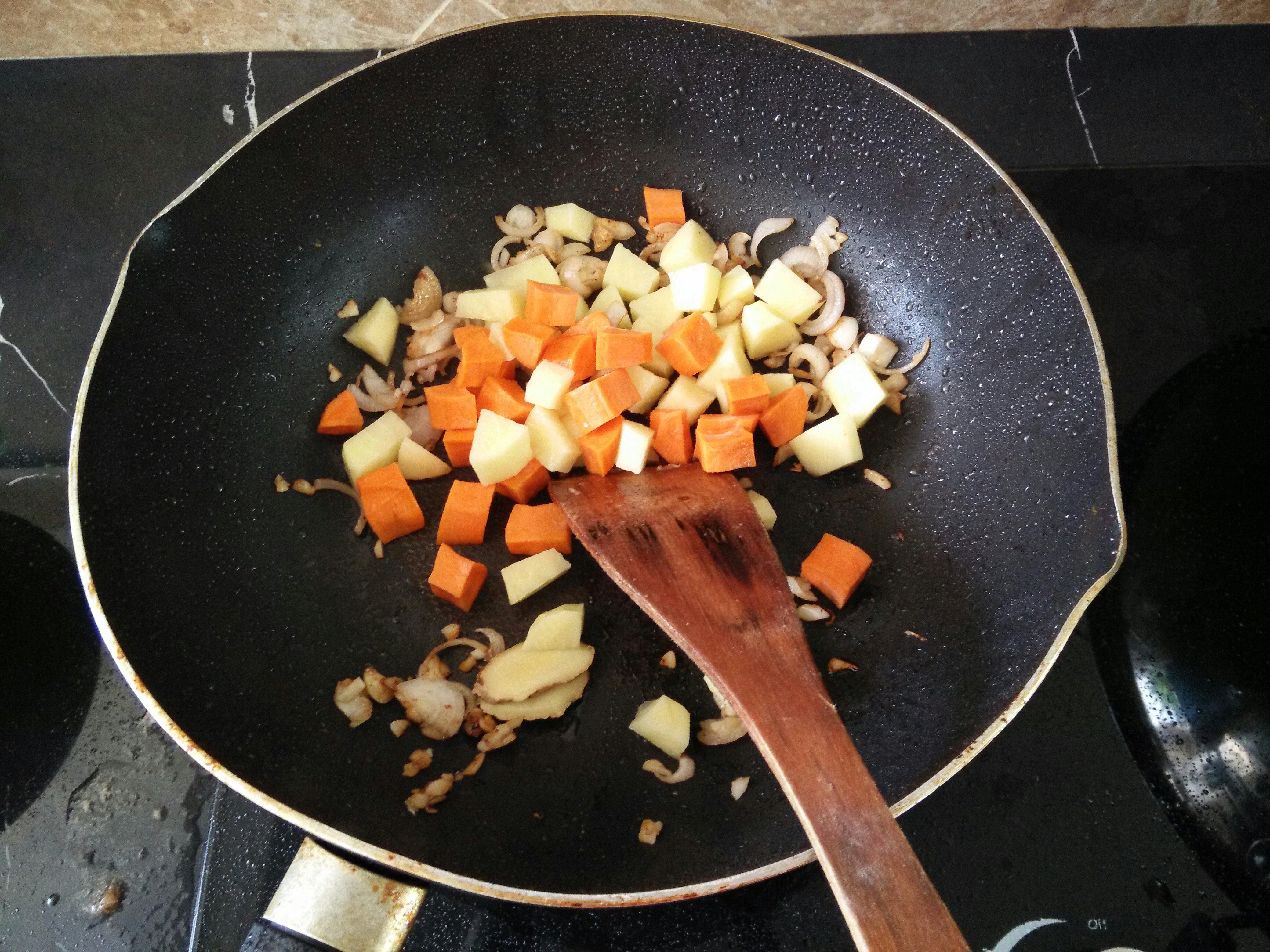 蠔油豬肉土豆紅蘿蔔燜飯的做法 步骤4