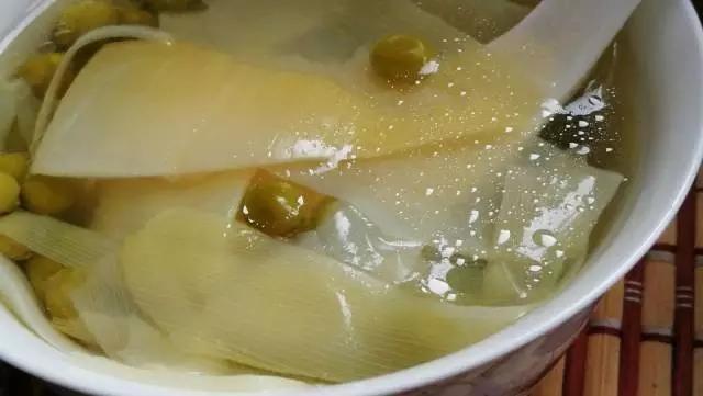 蕎麥煎餅、香椿醬黃瓜&酸菜豌豆湯 · 圓滿素食的做法 步骤3