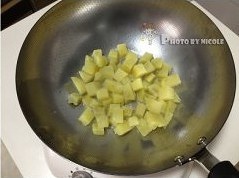 鍋巴土豆的做法 步骤6