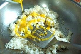 黃金蛋炒飯的做法 步骤4