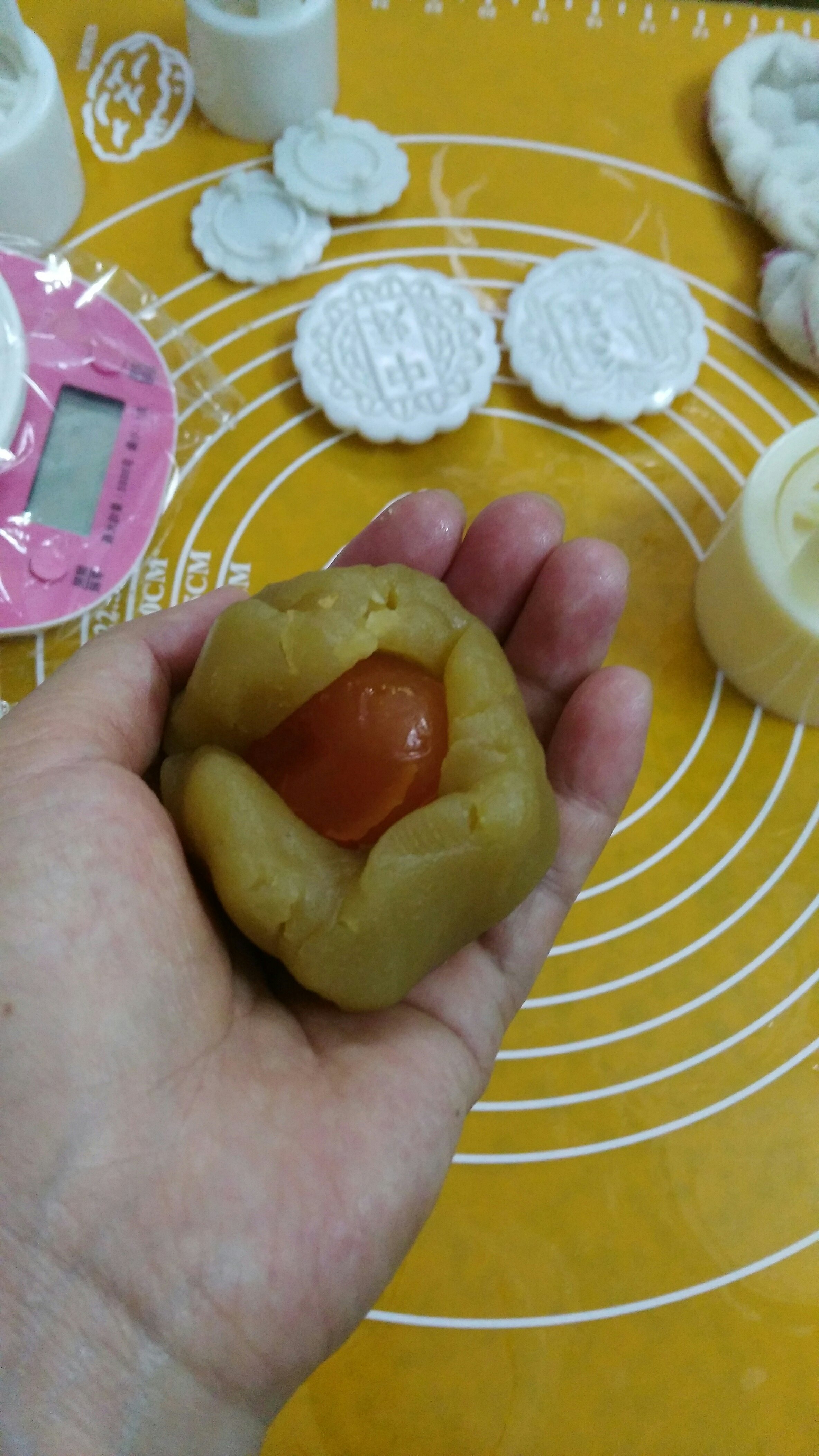 廣式蛋黃白蓮蓉月餅的做法 步骤7
