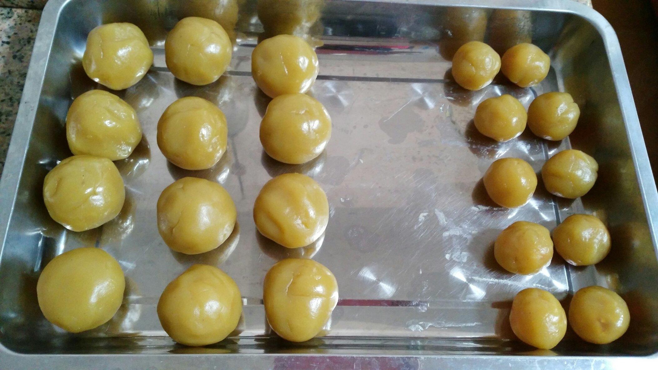 廣式蛋黃白蓮蓉月餅的做法 步骤8