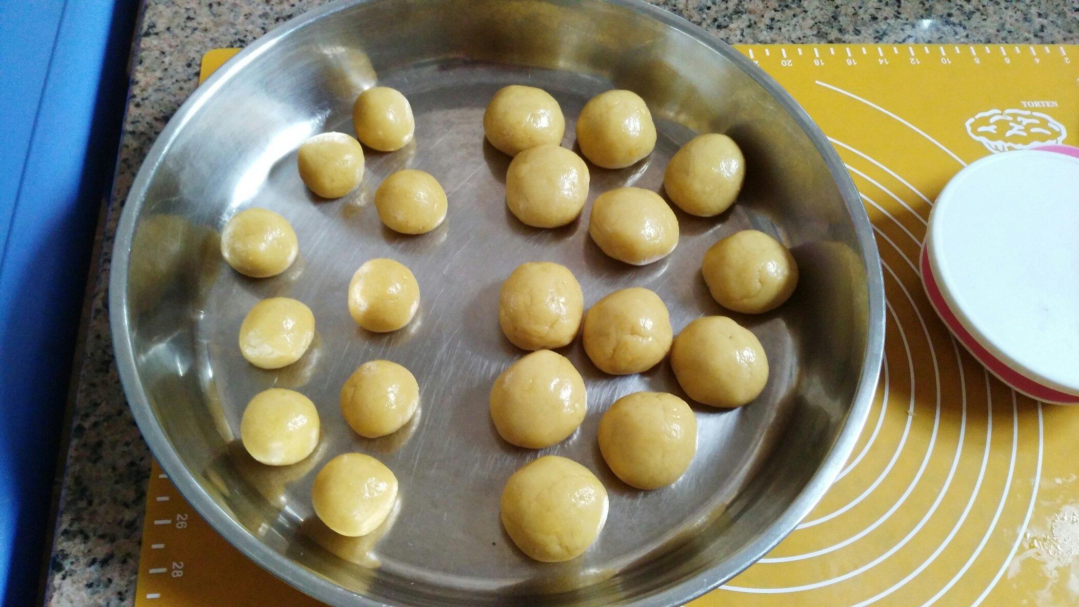 廣式蛋黃白蓮蓉月餅的做法 步骤10