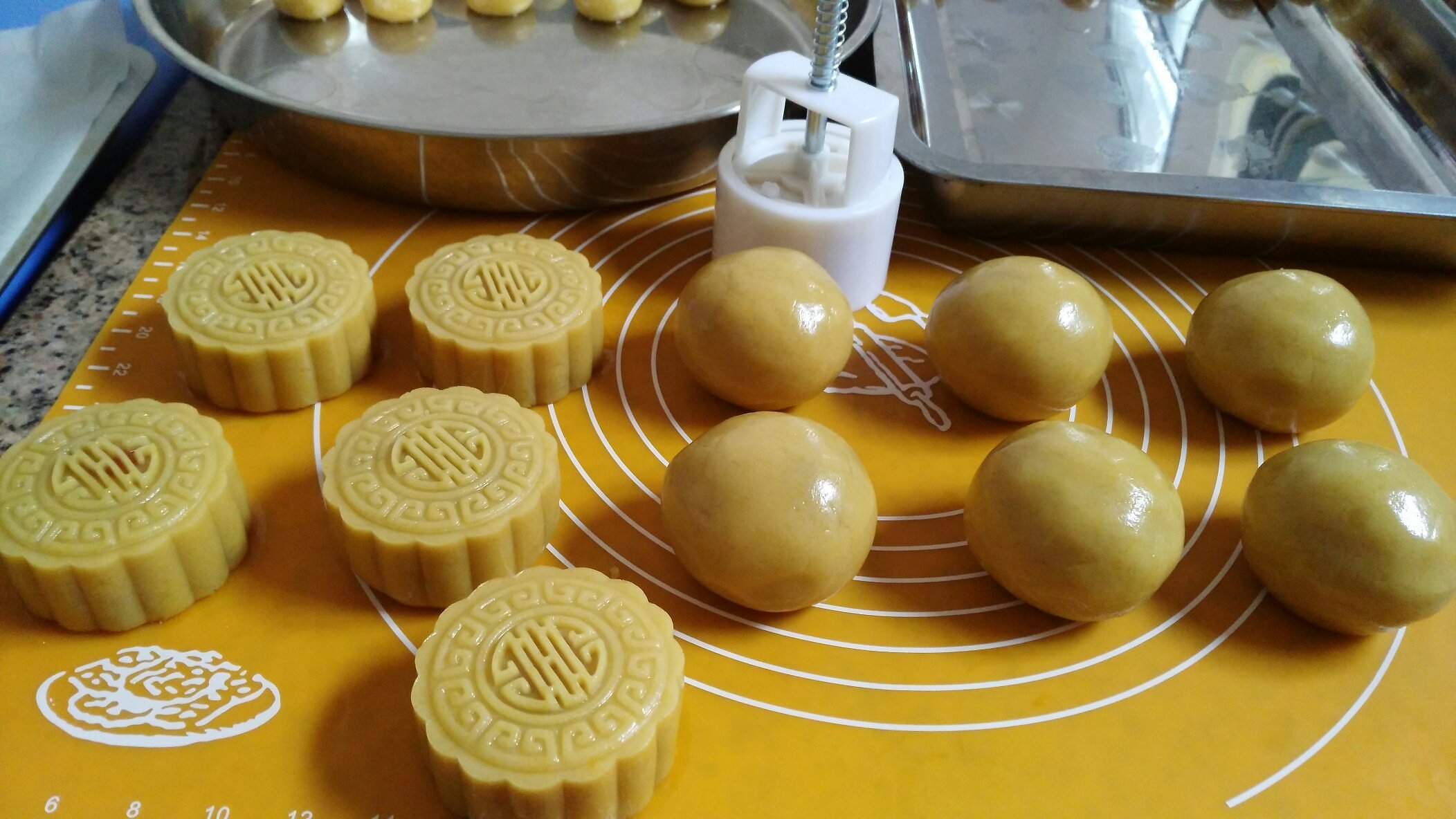廣式蛋黃白蓮蓉月餅的做法 步骤12