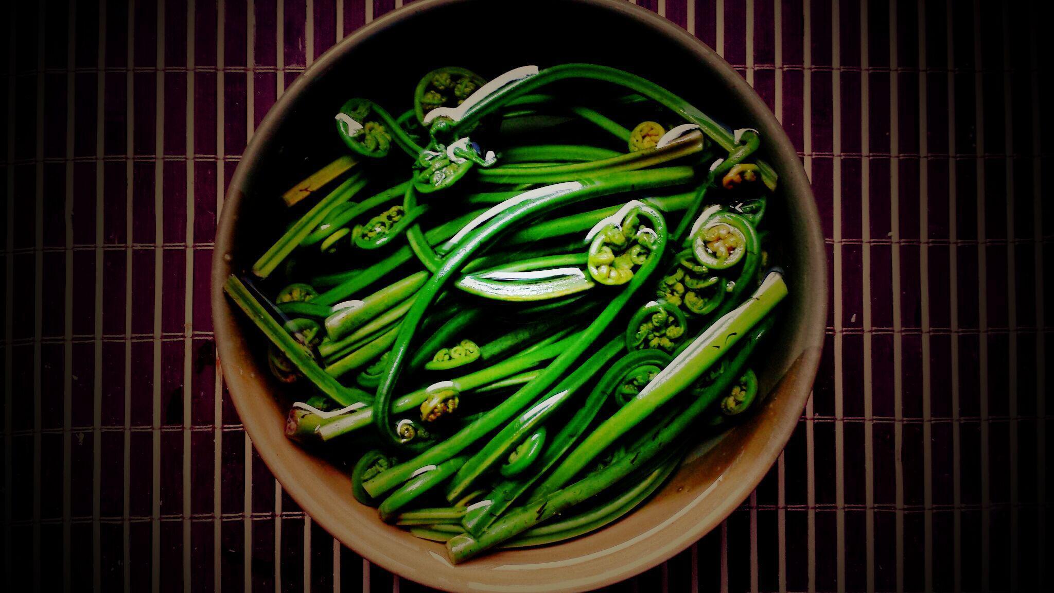 【圓滿素食】時令鮮蔬丨酸辣蕨菜的做法 步骤1
