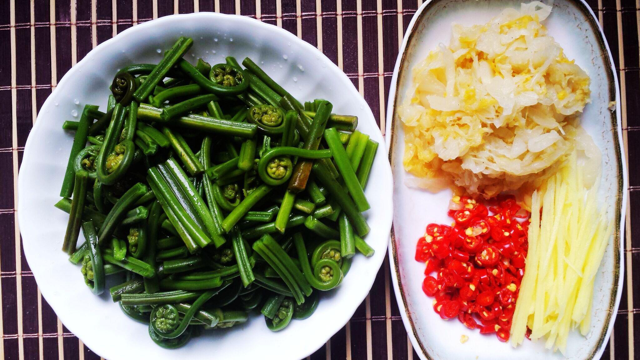 【圓滿素食】時令鮮蔬丨酸辣蕨菜的做法 步骤2