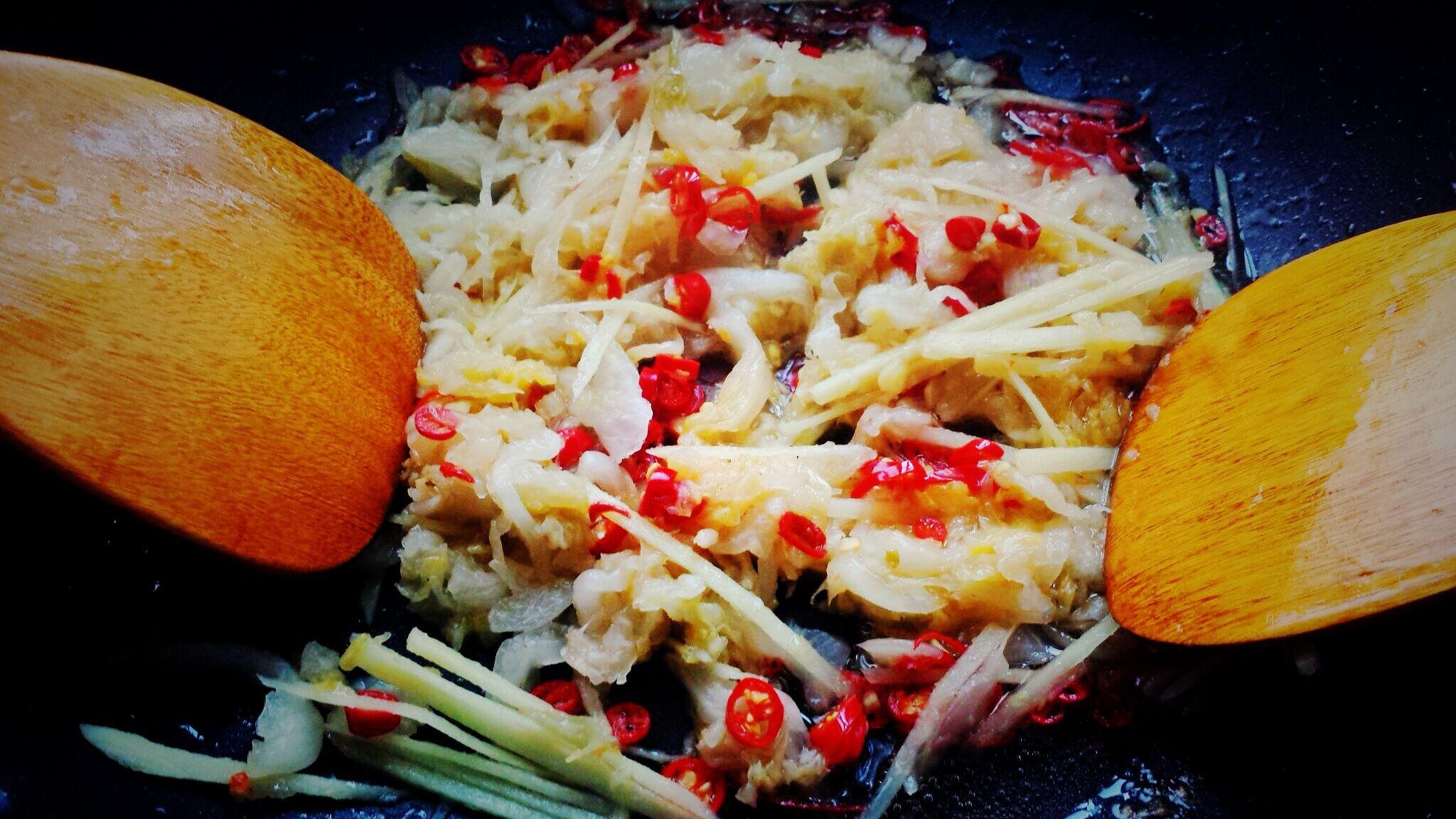 【圓滿素食】時令鮮蔬丨酸辣蕨菜的做法 步骤3