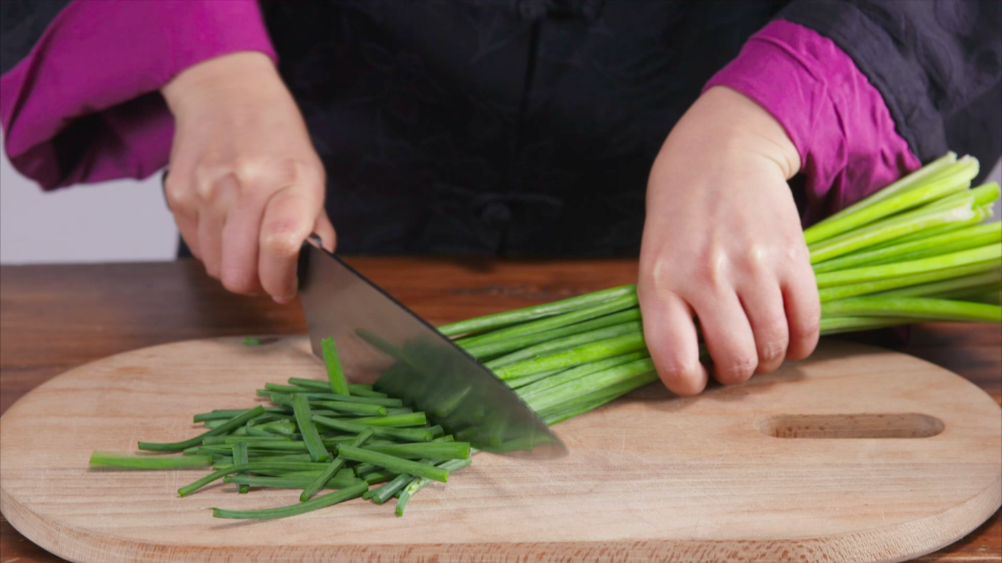 韭薹蕨菜炒臘肉，時鮮的蕨菜，這樣炒風味贊！的做法 步骤3