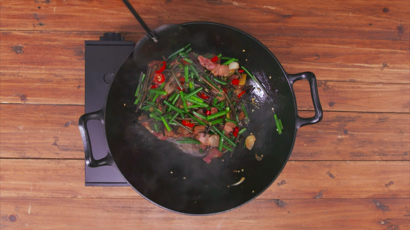韭薹蕨菜炒臘肉，時鮮的蕨菜，這樣炒風味贊！的做法 步骤4