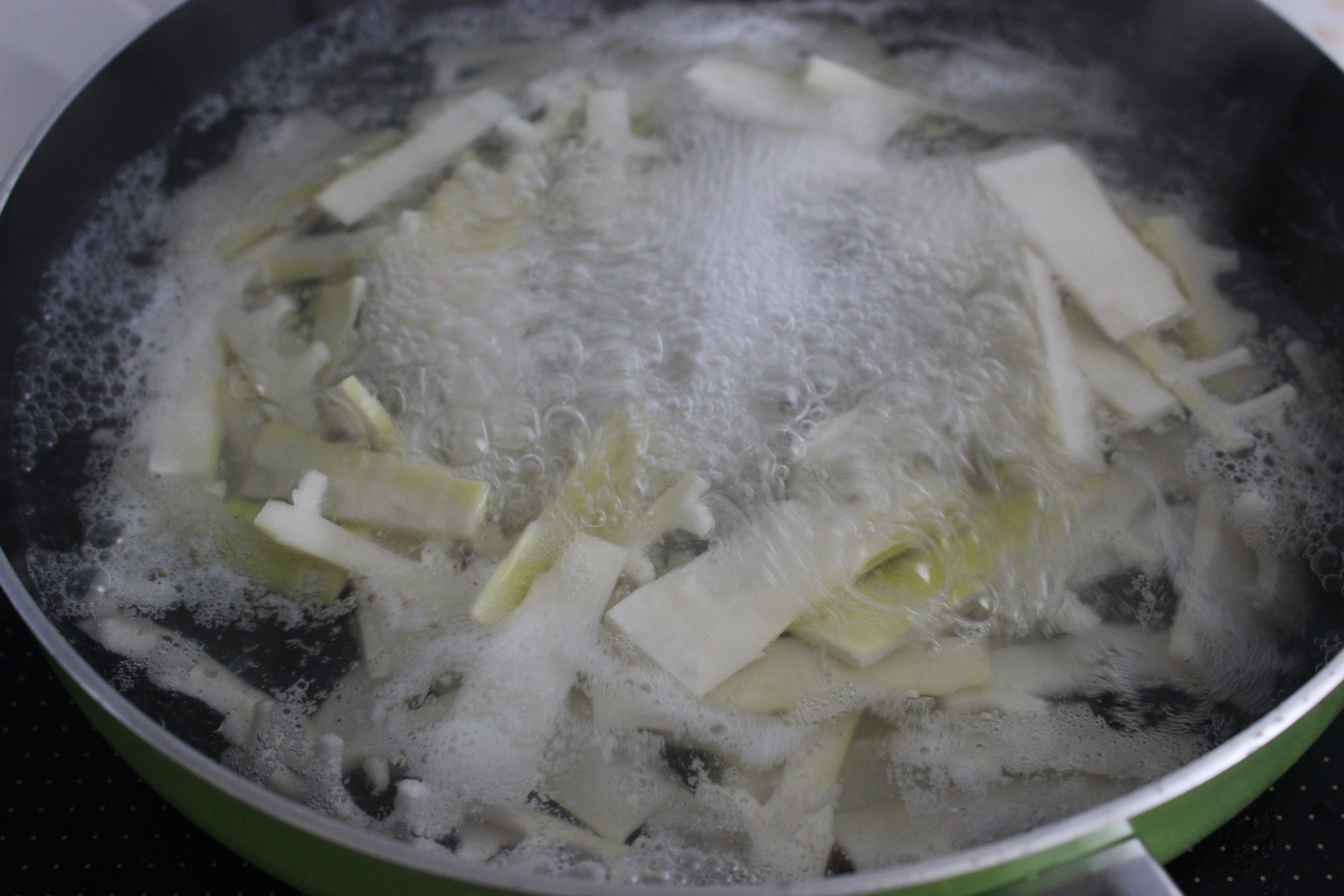 中式蒸鱖魚春蔬綢帶面的做法 步骤3